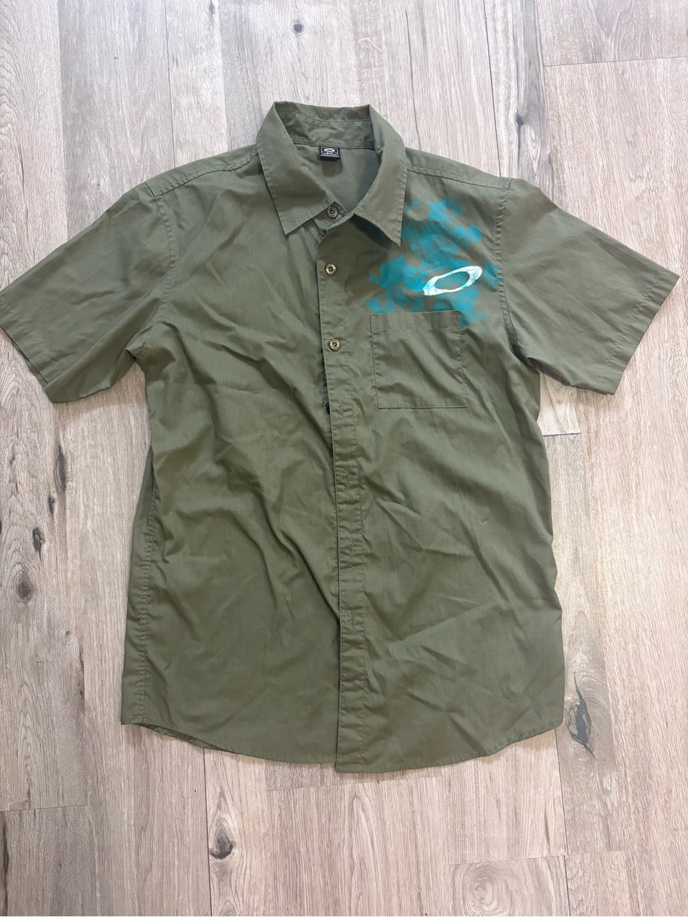 Oakley Men's Olive Green Short-Sleeve Button-Down Shirt with Teal Logo Accent